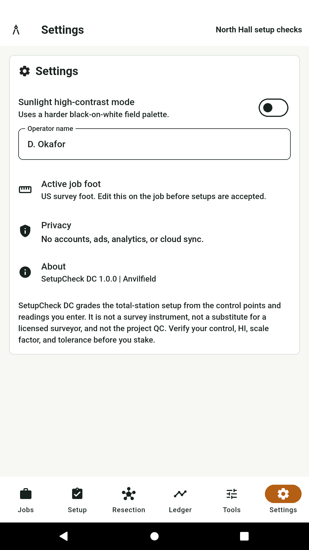 Settings screen with high-contrast mode, operator, and privacy note